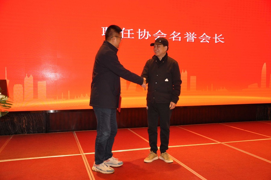 发放名誉会长聘书9_网站.jpg 发放名誉会长聘书9_网站.jpg