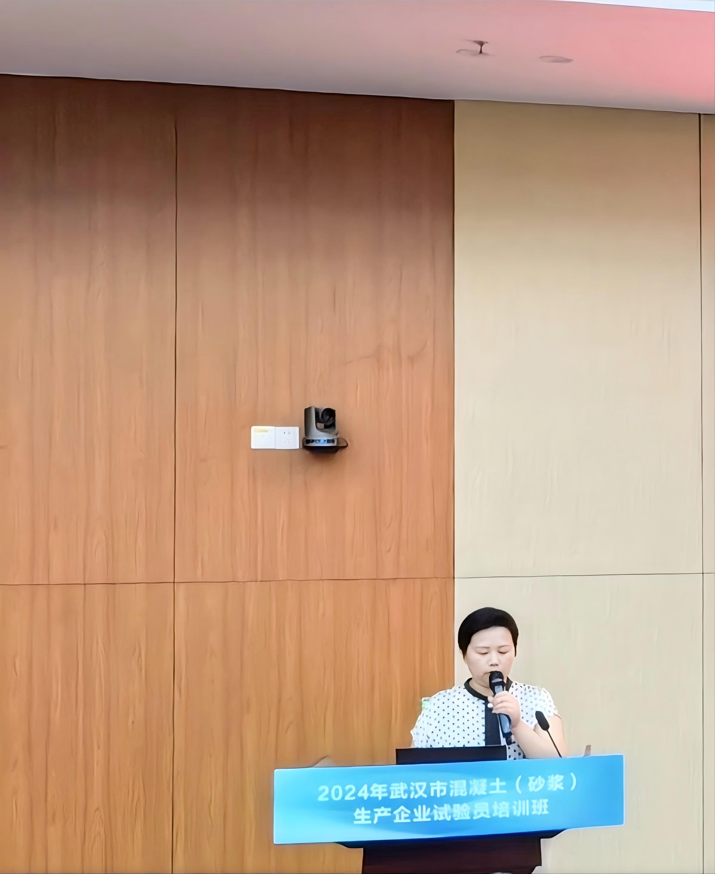 秘书长主持_副本.jpg